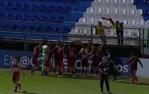 ebroner's tweet photo. Para el premio que da la Fifa al mejor fanático. La Vinotinto Sub-17 celebra la clasificación al Mundial con el único hincha que la alentó en Paraguay. Camiseta de Táchira y bandera tricolor en la soledad de la tribuna en el Ameliano de Villeta. Miy emotivo. A la Gala de la Fifa. https://t.co/UuuD4tbWaJ