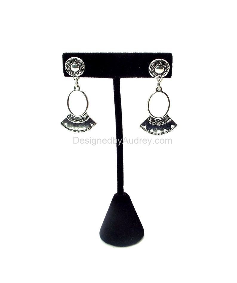 DesignsbyAudrey's tweet image. On Sale! Awesome Silver Earrings – Silver Oval and Fan Tribal Styled Earrings – Antique Silver Earrings by #DesignedbyAudrey.  Lovely womens #handmade jewelry and accessories buff.ly/4bhUtg5 via @Etsy