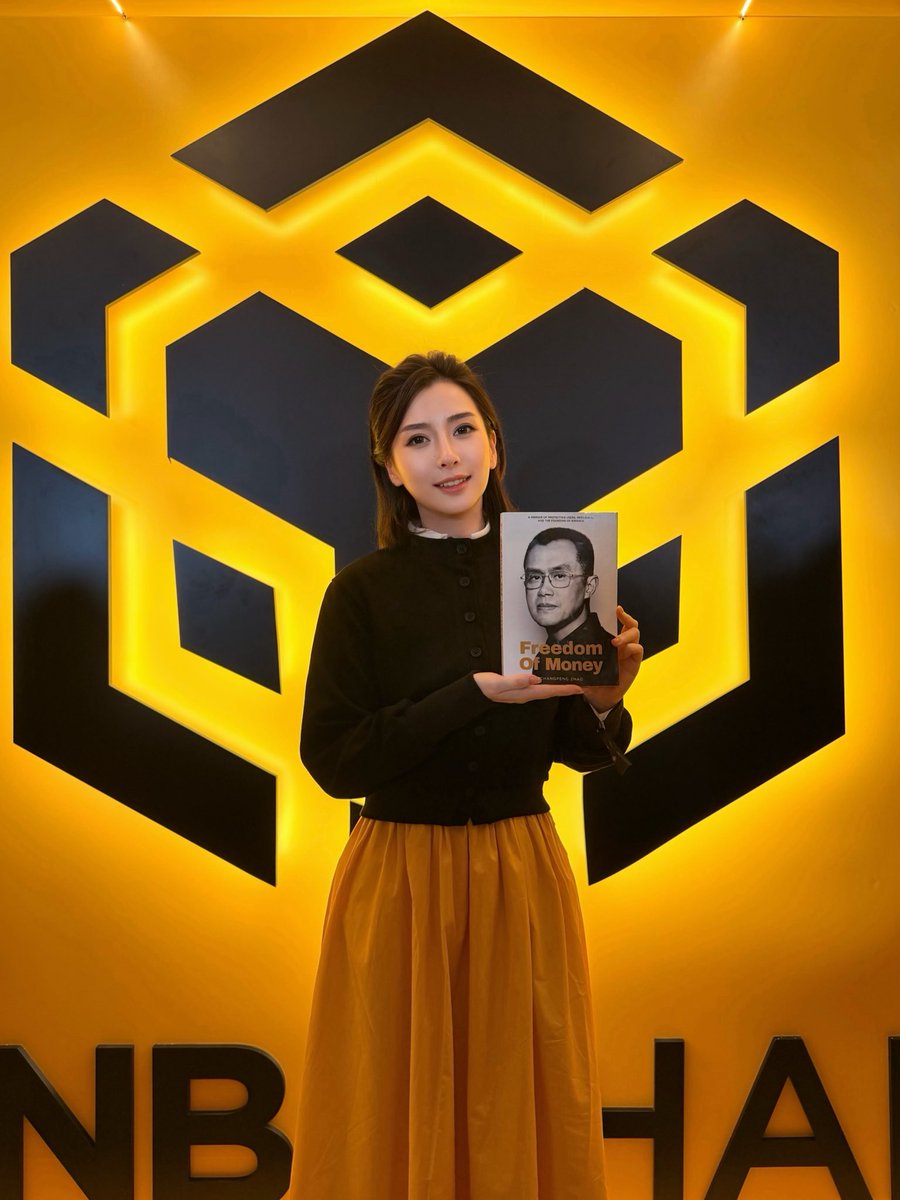 minimisue2022's tweet image. 一年一见，今年第三年了
温暖的怀抱，激励着我
向前行，更好地前行
与你们，与世界，与自己
@heyibinance @binance @binancezh 
@Khaos_DS @Xiaoyu_184CM 
@sisibinance @yayabinance @0xWatell 
@PiscesAlina0 @MissLulu016 
#binance #BNB