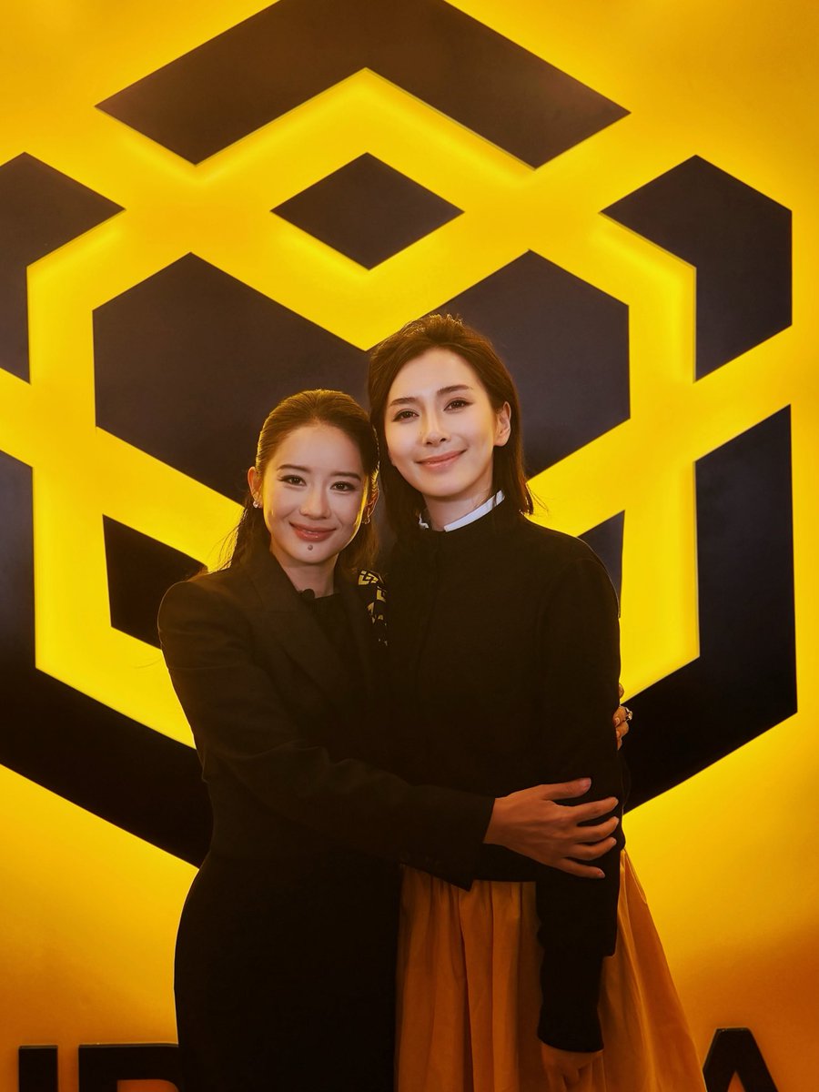 minimisue2022's tweet image. 一年一见，今年第三年了
温暖的怀抱，激励着我
向前行，更好地前行
与你们，与世界，与自己
@heyibinance @binance @binancezh 
@Khaos_DS @Xiaoyu_184CM 
@sisibinance @yayabinance @0xWatell 
@PiscesAlina0 @MissLulu016 
#binance #BNB