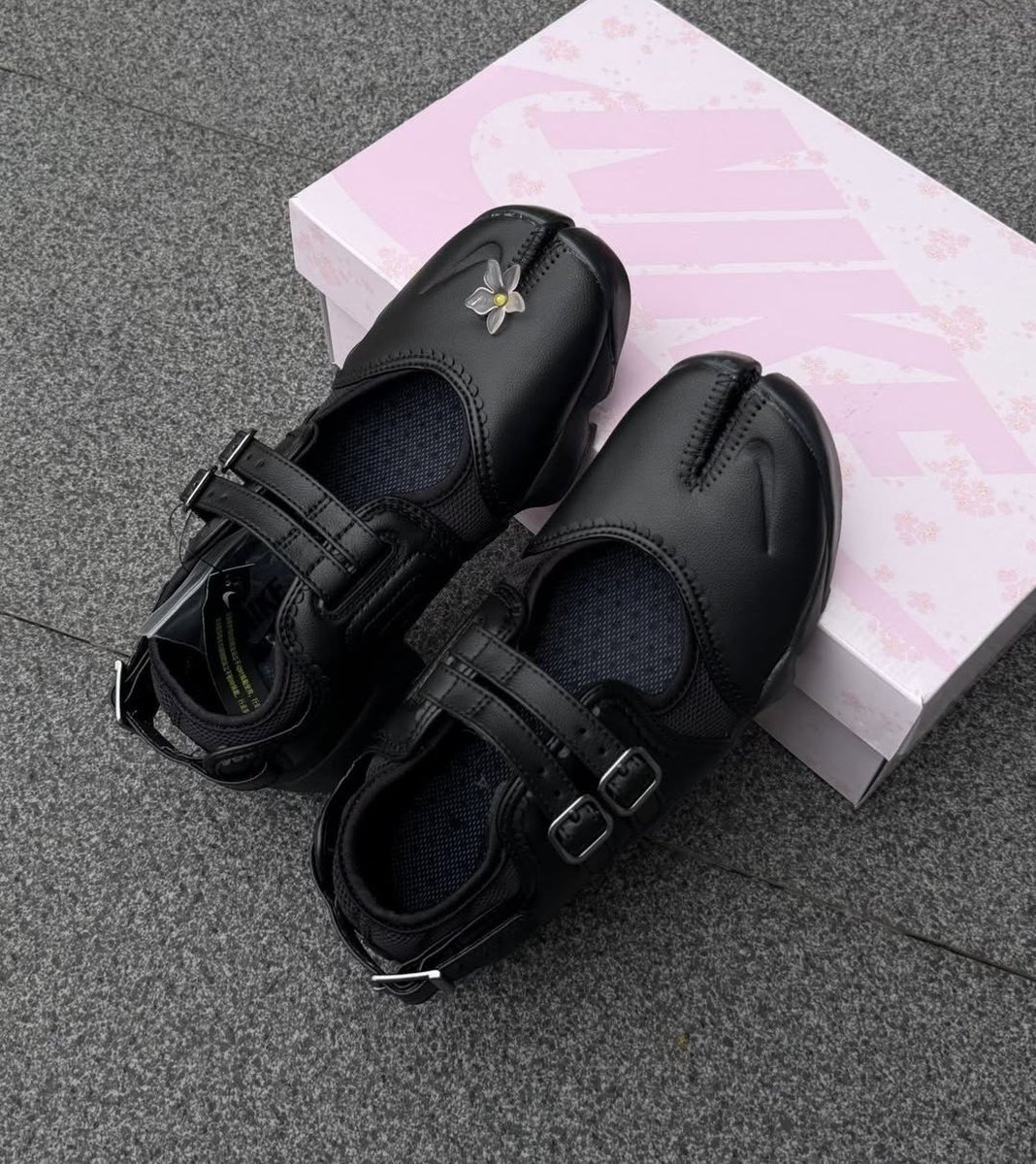MAKOTOJAPANNN's tweet photo. Nike Air Rift Triple Black Buckle Strap white Flower 🌸🌷☁️ﾟ* https://t.co/zVzxmRwkkV