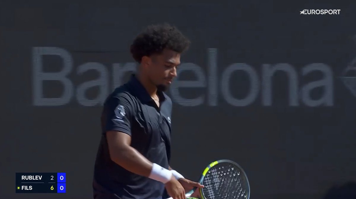UniversTennis's tweet photo. PREMIER SET FILS 🇫🇷

Arthur Fils remonte un break de retard et remporte SIX JEUX CONSÉCUTIFS pour prendre la première manche 6-2 contre Andrey Rublev en finale du tournoi ATP 500 de Barcelone. 🔥