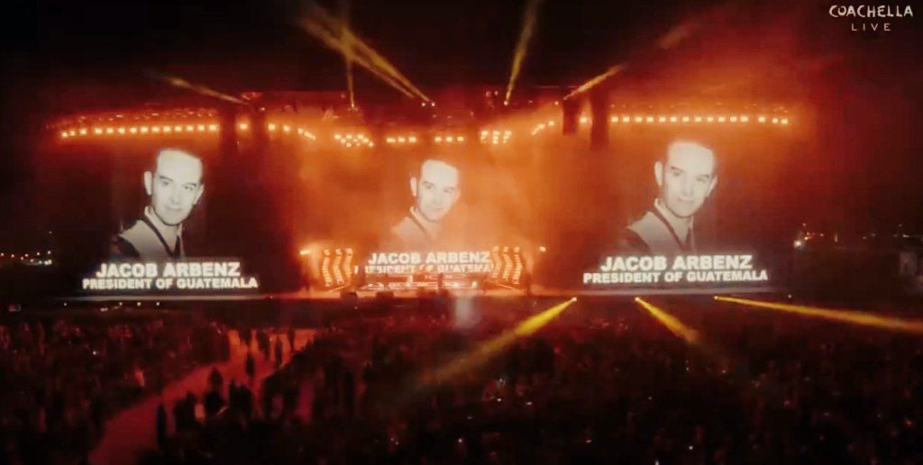 festivalesgt's tweet image. En el Festival de música @coachella la banda de rock @thestrokes proyectan la imagen de Jacobo Arbenz, presidente de Guatemala derrocado por un golpe de Estado por la CIA y el gobierno de los EEUU en 1954.
#ArbenzVive ✊️