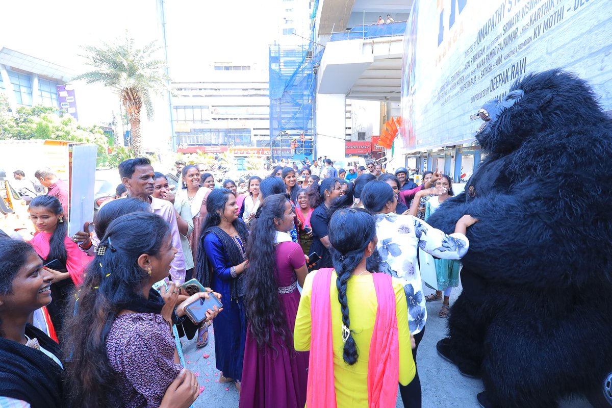 TalksOfCinema's tweet image. Fans festival continues – Week 3 and #Leader is unstoppable 🥳💥

@thelegendoffl #LegendSaravanan #லீடர் ❤️‍🔥

#LeaderRunningSuccessfully

Starring: @yoursthelegend 🔥
A @Dir_dsk directorial 🎬
A @GhibranVaibodha musical 🎵

🎟️ Book your tickets here: movies.starviva.in/movie/leader