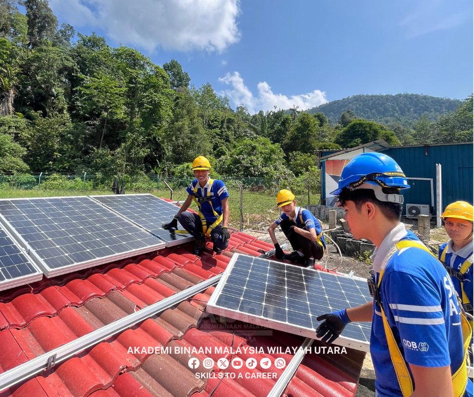 ABMUTARA's tweet image. Pelatih Solar Sesi April 2026 ABM Wilayah Utara tengah buat latihan amali pemasangan sistem solar. ☀️⚡

Nak join kursus solar?
Kemasukan akan datang dah dibuka.

Hubungi kami:
wasap.my/60175697256

#ABMWilayahUtara #KursusSolar #TVET #Solar