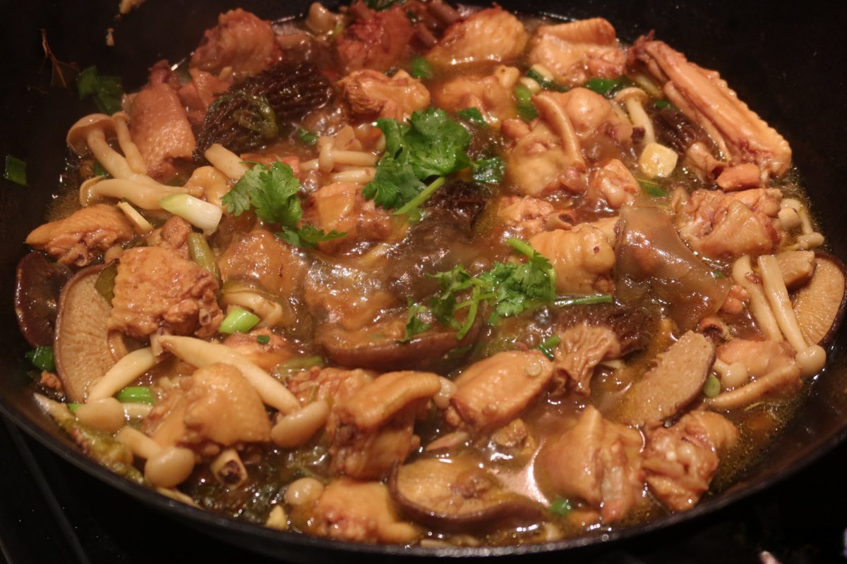 Nikia_jo's tweet image. Swap fried for grilled, veggies for fries—small swaps = big fat loss wins! 500-calorie grilled chicken salad: leafy greens + cherry tomatoes + quinoa + olive oil drizzle. Eat clean, feel lean.  #FatLossMeals #CleanEating