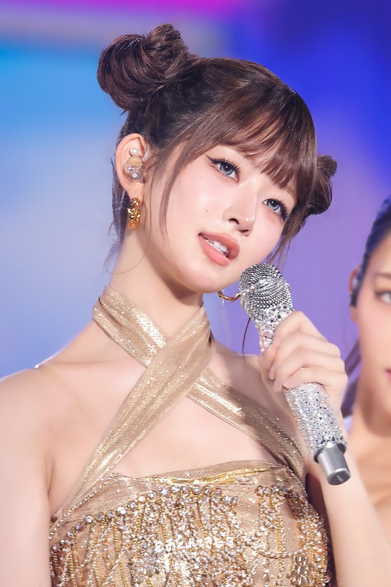 hourly rei tweet media