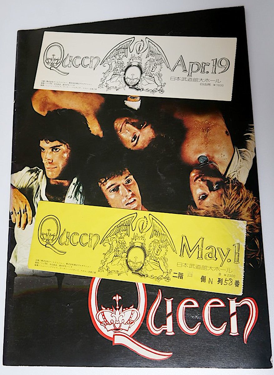FRANKxZAKKA's tweet image. 今日（4月19日）は、クイーンを初めて目の前で観た日だぁ～♪ 

★1975年 初来日ツアー★ 
●初日／4月19日: 日本武道館（東京）
●最終日／5月1日: 日本武道館（東京・追加公演） 　

ワォ～もう51年前かぁ😅💦

#QUEEN
