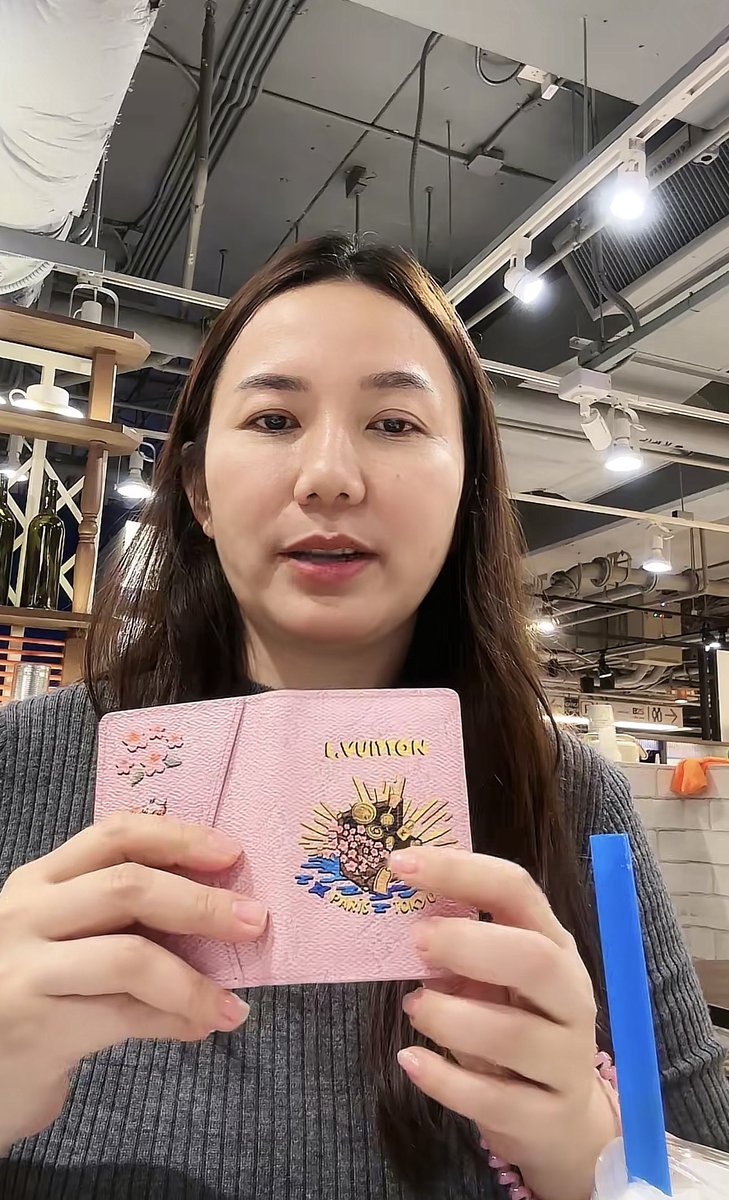 คุณแม่อวดกระเป๋าที่ลูกชายซื้อให้ LV สีชมพู สวยมากกกก

#louisvuitton
#Fourthnattawat #โฟร์ทณัฐวรรธน์