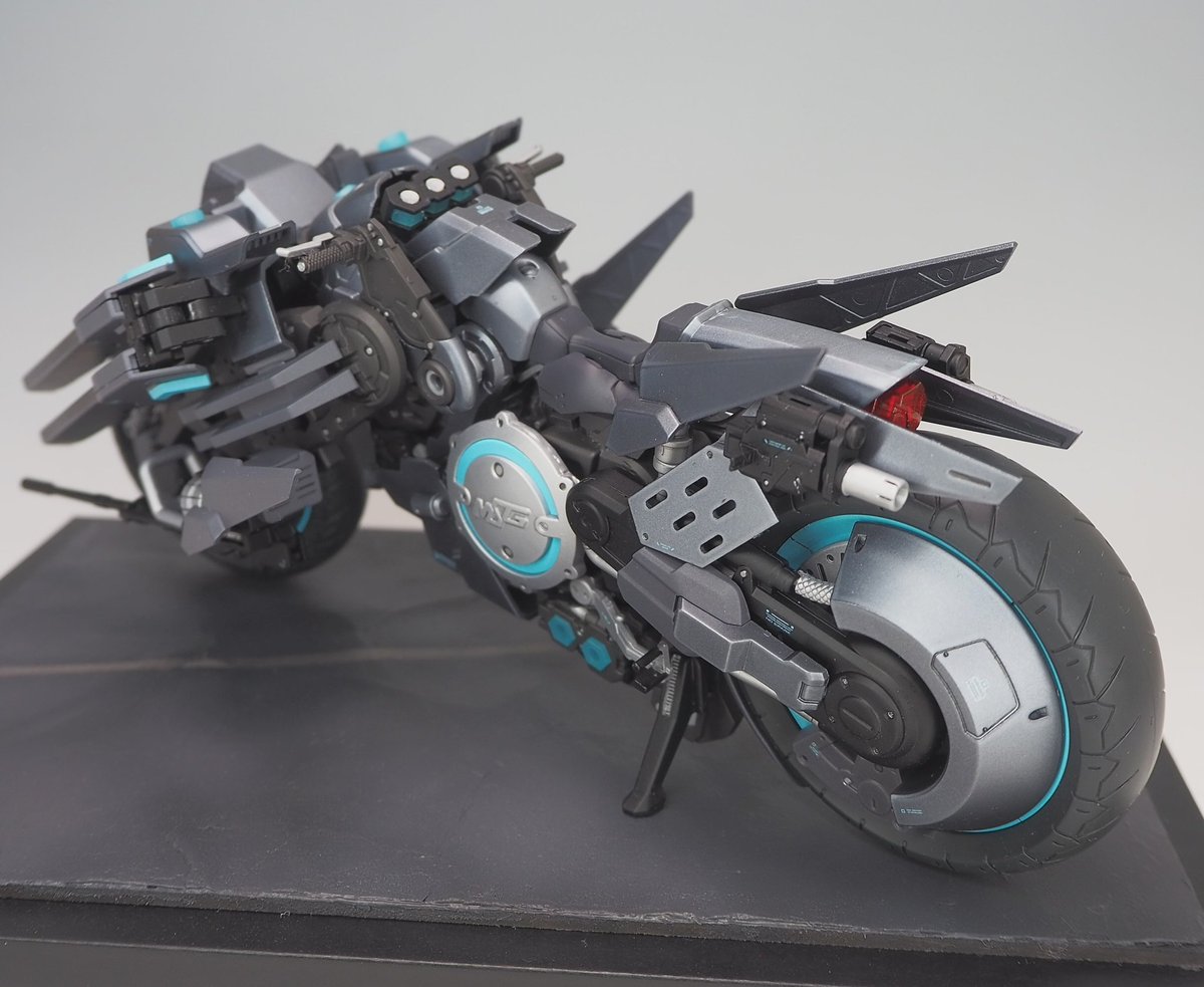 専用バイク「リボルブ03」
レイブレードインパルスリローデッドとナイツシューペリアをニコイチしたブキヤバイクになります！
今回はベースキットを活かすよりバイクとしてのスタイルのカッコ良さを目指してミキシングしてみました！