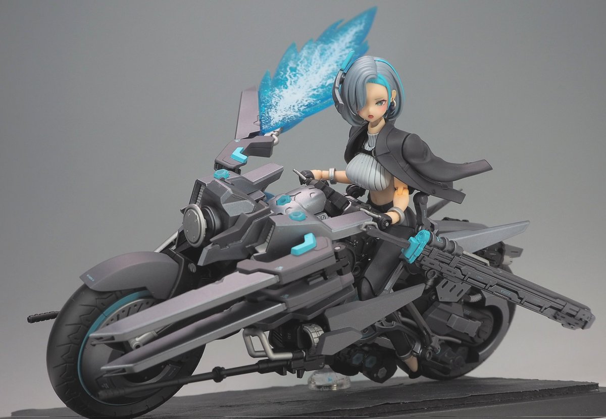 搭乗させて
ジャケットは腕の可動に制限がありますがつけたまま乗せられる様に調整しました！
前方にはベースキットの武装である機関銃とレイブレードを装備しておりレイブレードは展開可能です！