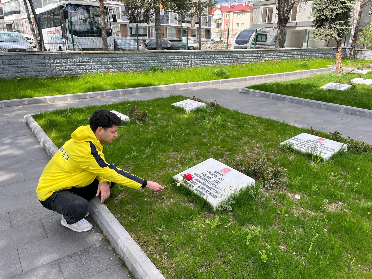 UFBizzetbaysal's tweet photo. 1907 ÜNİFEB Abant İzzet Baysal Üniversitesi örgütlenmesi olarak Şehitler Haftası kapsamında şehrimizde bulunan şehitliği ziyaret ettik. https://t.co/i0ykqyNgO9