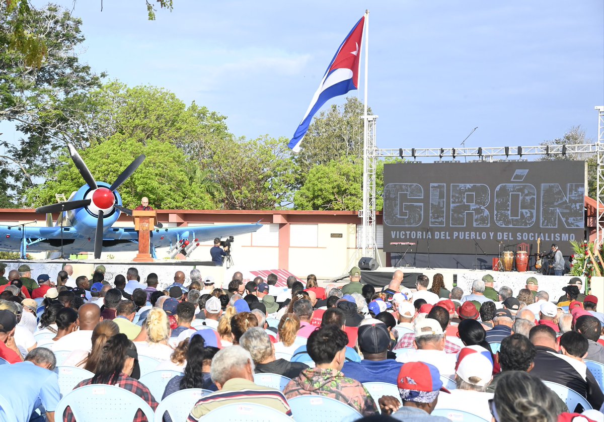 🗣| Consideró que es también un compromiso con los cubanos que cayeron en Playa #Girón.

Girón es un símbolo, Girón también es hoy. Cuba quiere la paz pero no conoce el miedo, apuntó, a propósito de las actuales amenazas de la actual administración de Estados Unidos.
