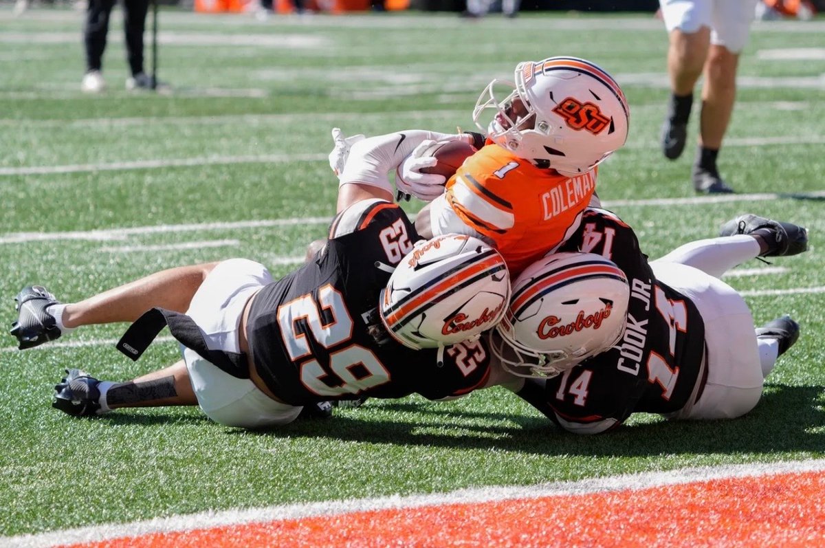 JoeLai22's tweet photo. Nothing better than a roommate  tackle. I 👀 you @CooperLai4  and JuJu. #Bewater https://t.co/rvTIv1dc6r
