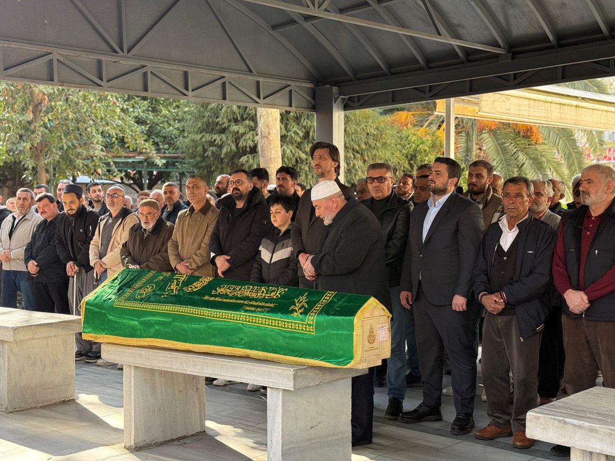 AKBahcelievler's tweet photo. İlçe Başkanımız Sn. Mimar Emrah Parlak ve teşkilat mensuplarımızla birlikte; Belediye Başkan Yardımcımız ve Meclis Üyemiz Ayhan Kalkan’ın vefat eden kıymetli akrabasının cenaze merasimine katılarak son görevimizi yerine getirdik.

​Merhumeye Allah’tan rahmet; Kalkan ailesine, yakınlarına ve sevenlerine sabır ve başsağlığı dileriz. Mekânı cennet olsun.