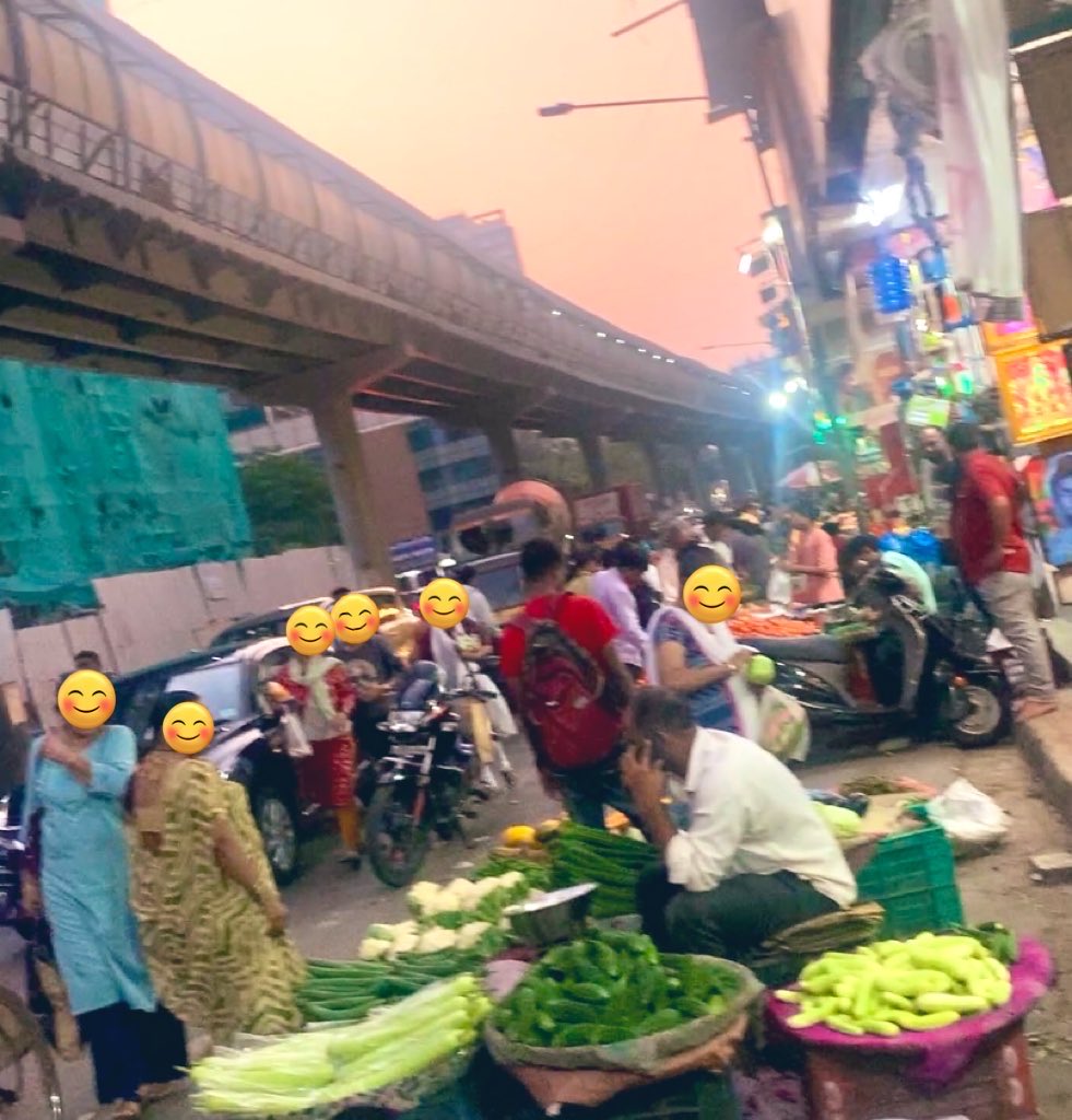 Mumbaikarr2's tweet image. No Value for Human Life in Mumbai. At Akurli Rd. Kandivili East, almost 2 kms is Full of #Hawker and @mybmcWardRS cant do anything. @CMOMaharashtra @PiyushGoyal @PiyushGoyalOffc @maha_governor @mayor_mumbai