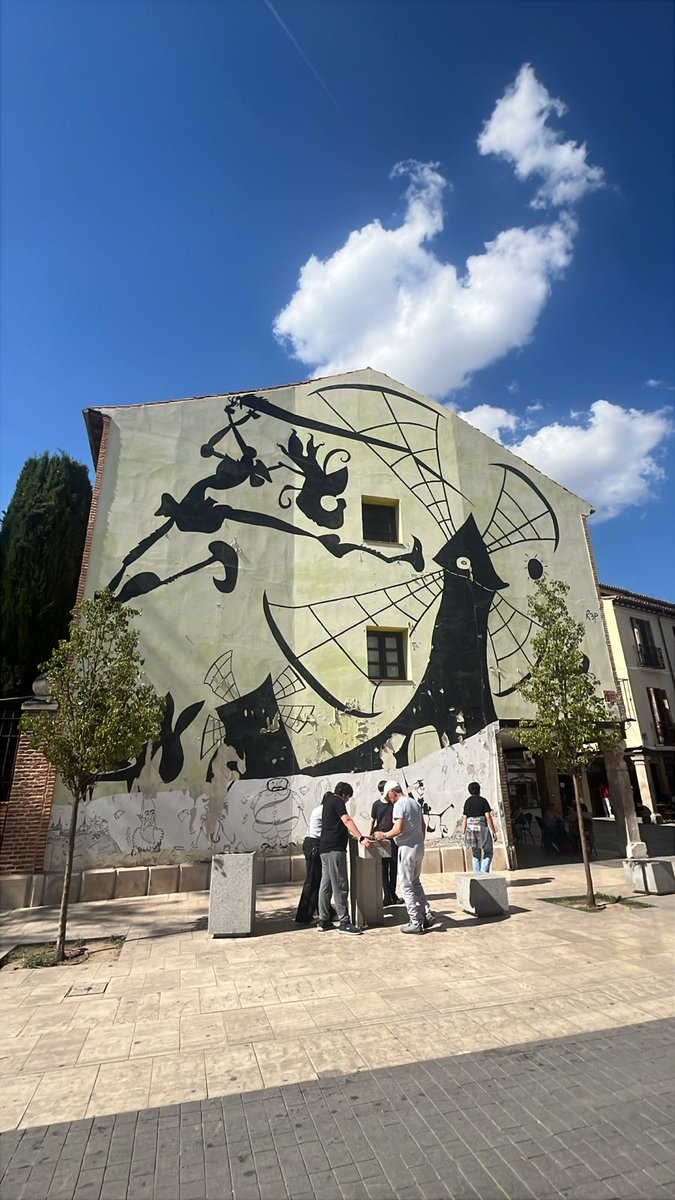 Un mural hecho hace 12 años con mucho amor en y para Alcalà de Henares. Deberìa ser restaurado. Seguimos esperando.