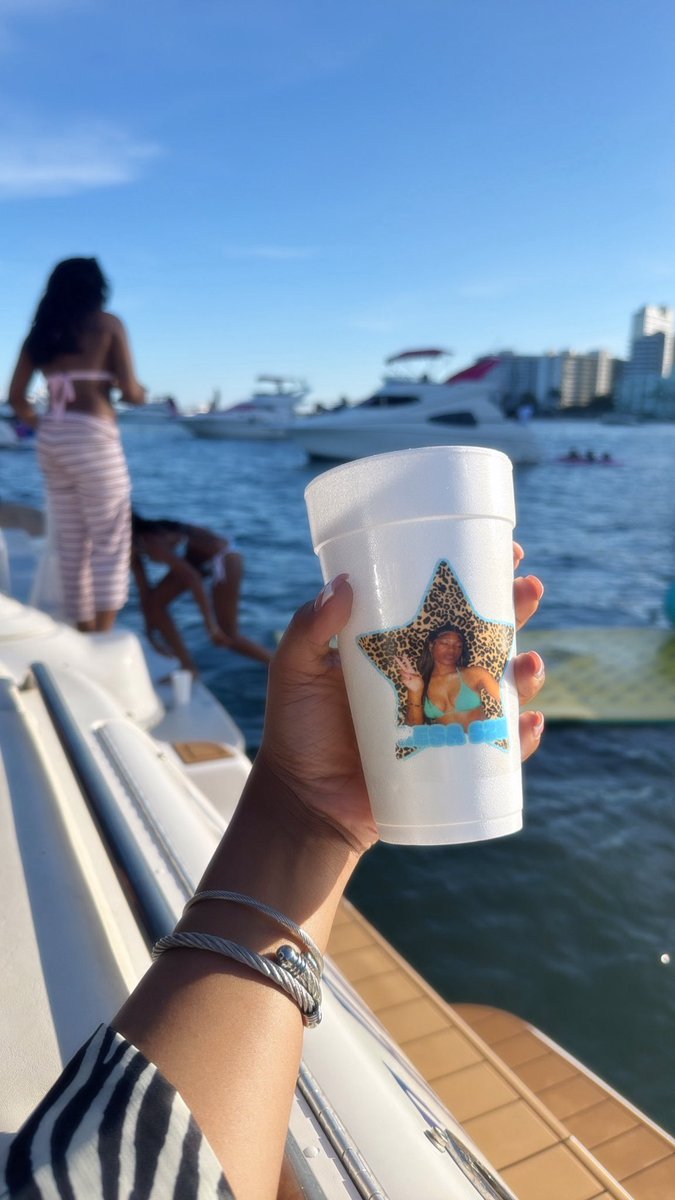 𝔟𝔯𝔢. tweet media