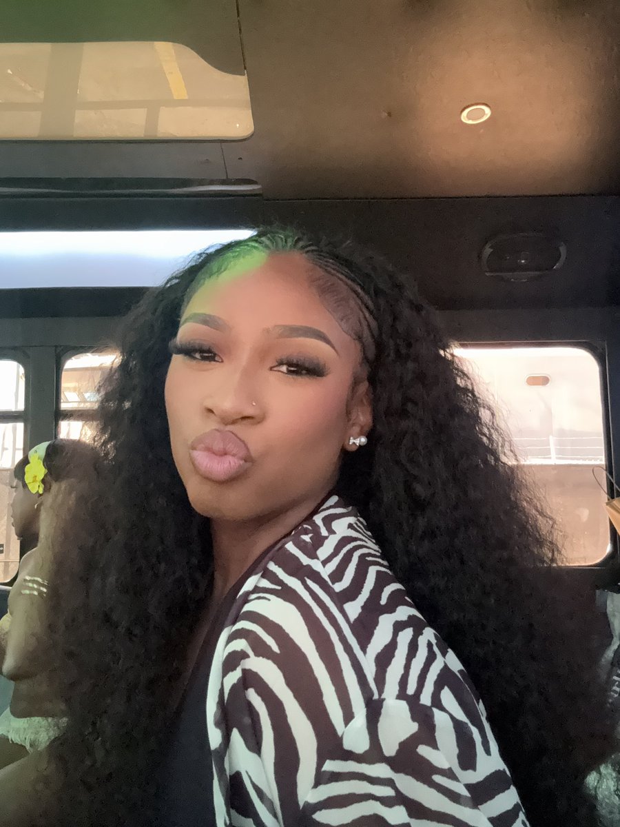 𝔟𝔯𝔢. tweet media