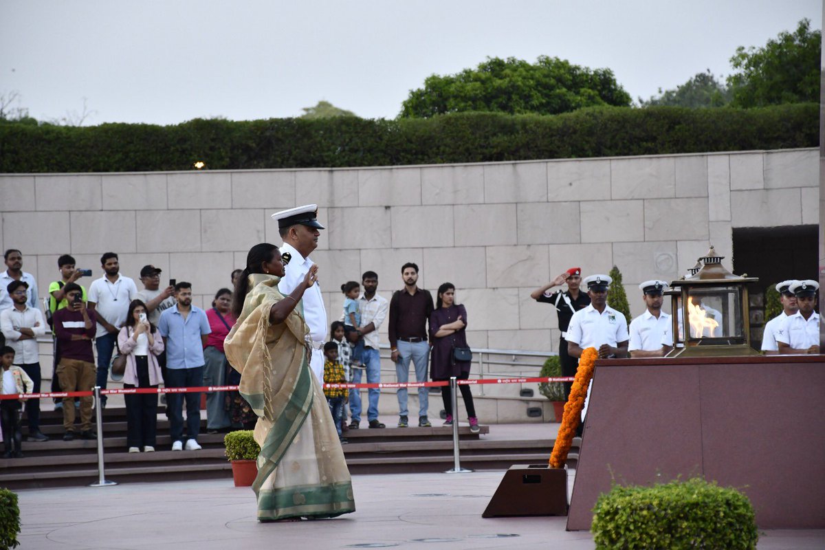 salute2soldier's tweet image. At #NationalWarMemorial, the #NoK Ceremony echoed with the saga of valour and supreme sacrifice of Sep Jacob Kispotta, KC, #1BIHAR, during #OpRakshak (1998). #VeerNari Grace Kispotta paid solemn homage at #AmarJawanJyoti, her silent resolve inspiring all present.