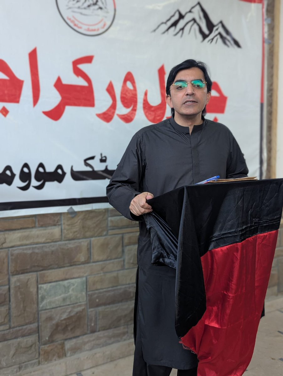 NDM_Official's tweet photo. کراچی: نیشنل ڈیموکریٹک موومنٹ سندھ کا صوبائی کونسل اجلاس پختون کور کوئٹہ ٹاؤن میں چیئرمین محسن داوڑ کی صدارت میں منعقد ہوا۔
صوبائی کونسل اجلاس این ڈی ایم سندھ کی تنظیم نو کے سلسلے میں منعقد ہوا۔ اجلاس میں این ڈی ایم سندھ کی درج ذیل صوبائی کابینہ تشکیل دی گئی:

 صدر: محمد شیر خان
سینئر نائب صدر: کاوش انجم
جنرل سیکریٹری: ایڈووکیٹ غفور خٹک
ڈپٹی جنرل سیکریٹری: نظام محسود
انفارمیشن سیکریٹری: حمدان خان یوسفزئی
جوائنٹ سیکریٹری: فرمان محسود
فنانس سیکریٹری: صابر مندوخیل
کلچر سیکریٹری: ابرار خان
لیبر سیکریٹری: یوسف خان

اجلاس میں سے خطاب میں چیئرمین محسن داوڑ نے این ڈی ایم سندھ کی نئی تشکیل شدہ صوبائی کابینہ کا مبارک باد دی۔ سی  ڈی ایم سندھ کی نئی صوبائی کابینہ نے سندھ میں پارٹی کے بیانیے کے فروغ اور پارٹی کا پیغام عام کرنے کا عزم کیا۔