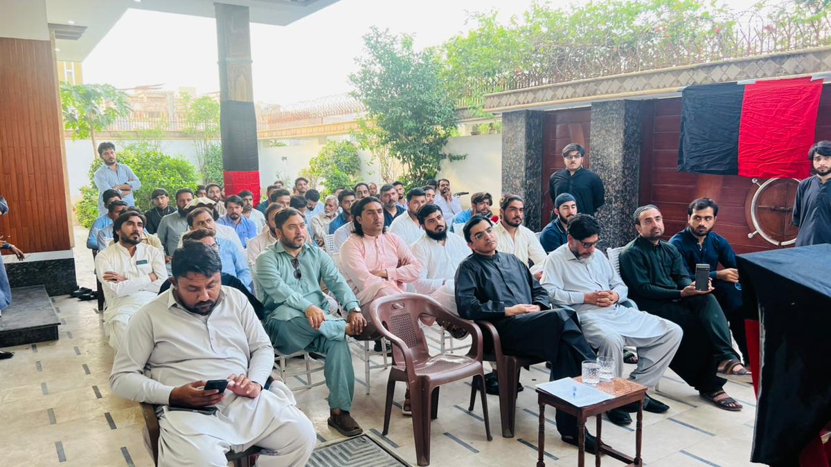 NDM_Official's tweet photo. کراچی: نیشنل ڈیموکریٹک موومنٹ سندھ کا صوبائی کونسل اجلاس پختون کور کوئٹہ ٹاؤن میں چیئرمین محسن داوڑ کی صدارت میں منعقد ہوا۔
صوبائی کونسل اجلاس این ڈی ایم سندھ کی تنظیم نو کے سلسلے میں منعقد ہوا۔ اجلاس میں این ڈی ایم سندھ کی درج ذیل صوبائی کابینہ تشکیل دی گئی:

 صدر: محمد شیر خان
سینئر نائب صدر: کاوش انجم
جنرل سیکریٹری: ایڈووکیٹ غفور خٹک
ڈپٹی جنرل سیکریٹری: نظام محسود
انفارمیشن سیکریٹری: حمدان خان یوسفزئی
جوائنٹ سیکریٹری: فرمان محسود
فنانس سیکریٹری: صابر مندوخیل
کلچر سیکریٹری: ابرار خان
لیبر سیکریٹری: یوسف خان

اجلاس میں سے خطاب میں چیئرمین محسن داوڑ نے این ڈی ایم سندھ کی نئی تشکیل شدہ صوبائی کابینہ کا مبارک باد دی۔ سی  ڈی ایم سندھ کی نئی صوبائی کابینہ نے سندھ میں پارٹی کے بیانیے کے فروغ اور پارٹی کا پیغام عام کرنے کا عزم کیا۔