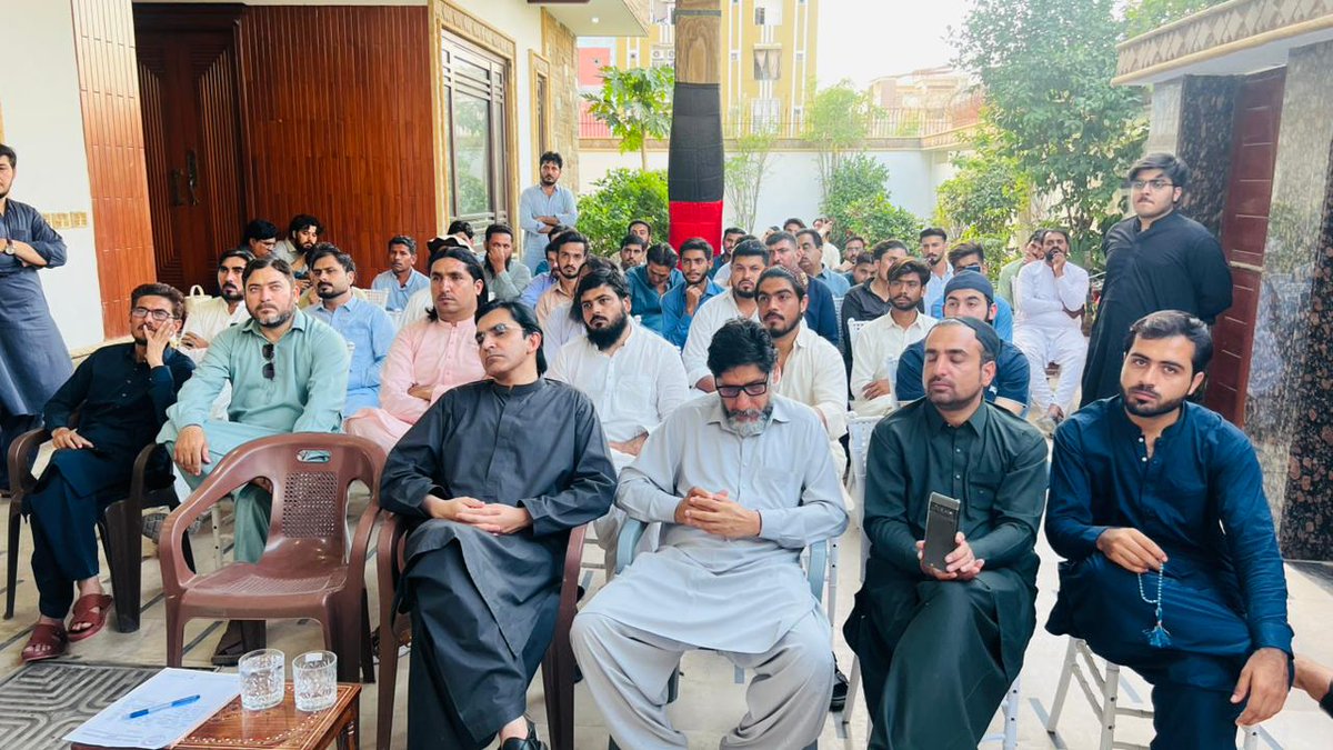 NDM_Official's tweet photo. کراچی: نیشنل ڈیموکریٹک موومنٹ سندھ کا صوبائی کونسل اجلاس پختون کور کوئٹہ ٹاؤن میں چیئرمین محسن داوڑ کی صدارت میں منعقد ہوا۔
صوبائی کونسل اجلاس این ڈی ایم سندھ کی تنظیم نو کے سلسلے میں منعقد ہوا۔ اجلاس میں این ڈی ایم سندھ کی درج ذیل صوبائی کابینہ تشکیل دی گئی:

 صدر: محمد شیر خان
سینئر نائب صدر: کاوش انجم
جنرل سیکریٹری: ایڈووکیٹ غفور خٹک
ڈپٹی جنرل سیکریٹری: نظام محسود
انفارمیشن سیکریٹری: حمدان خان یوسفزئی
جوائنٹ سیکریٹری: فرمان محسود
فنانس سیکریٹری: صابر مندوخیل
کلچر سیکریٹری: ابرار خان
لیبر سیکریٹری: یوسف خان

اجلاس میں سے خطاب میں چیئرمین محسن داوڑ نے این ڈی ایم سندھ کی نئی تشکیل شدہ صوبائی کابینہ کا مبارک باد دی۔ سی  ڈی ایم سندھ کی نئی صوبائی کابینہ نے سندھ میں پارٹی کے بیانیے کے فروغ اور پارٹی کا پیغام عام کرنے کا عزم کیا۔