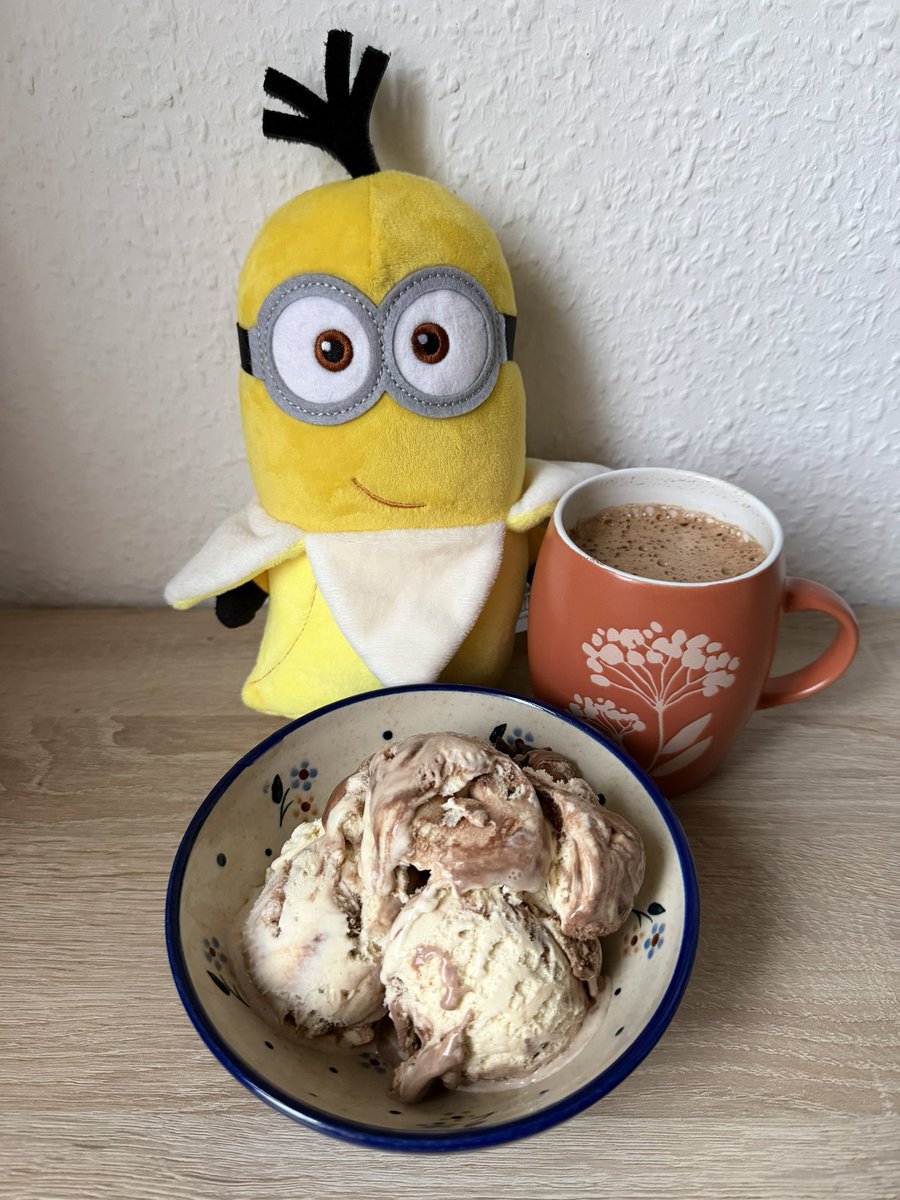 FRD490's tweet image. Cappuccino and Banana ice cream 🍨🤤😋
#Minions #IceCream
