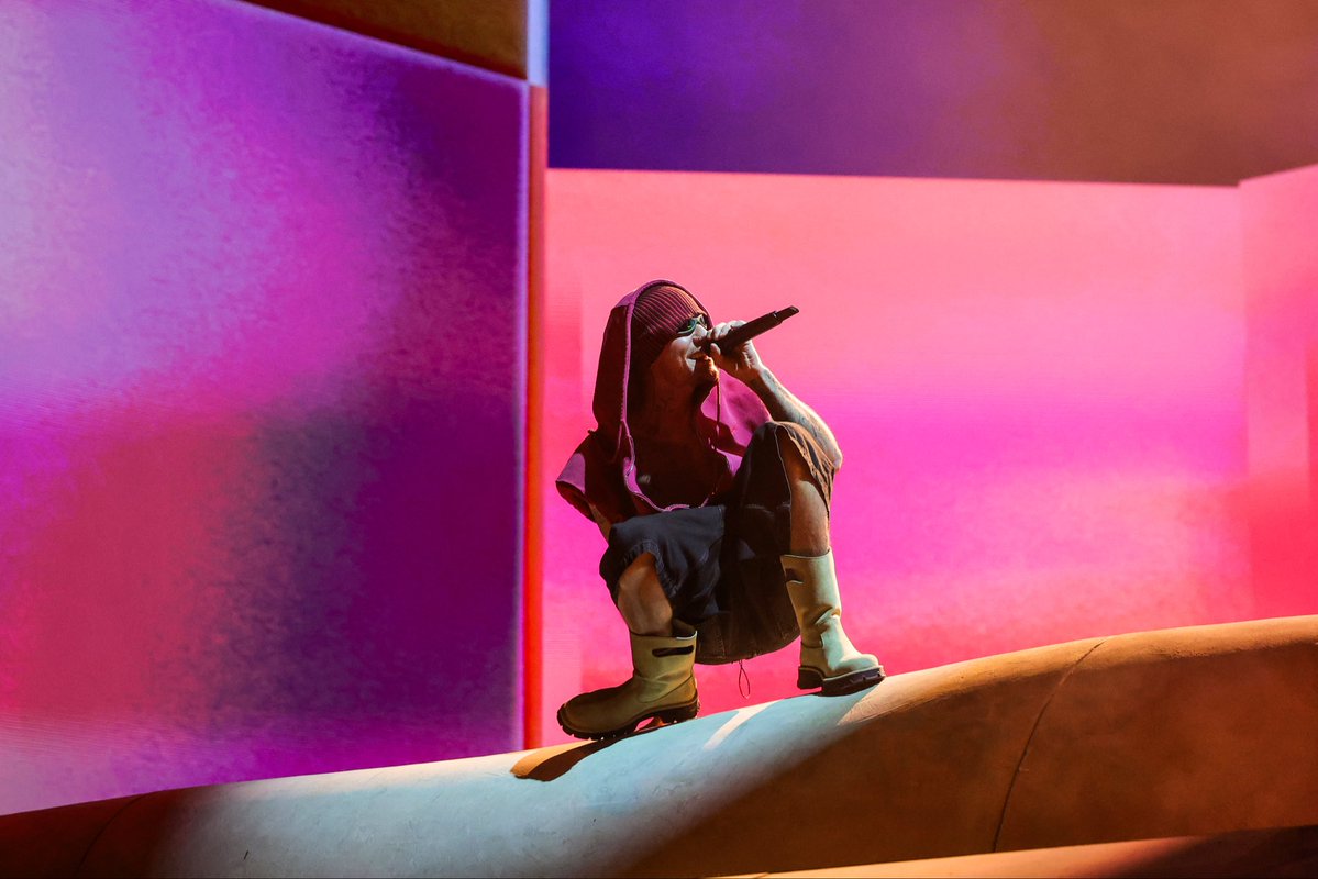 extratv's tweet image. Justin Bieber’s Bieberchella Weekend 2 delivered with a Billie Eilish surprise moment, plus appearances by SZA, Big Sean, and Sexxy Red! 🎤🎶🌴

#justinbieber #coachella #billieeilish #sza