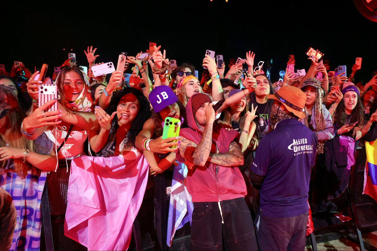 extratv's tweet image. Justin Bieber’s Bieberchella Weekend 2 delivered with a Billie Eilish surprise moment, plus appearances by SZA, Big Sean, and Sexxy Red! 🎤🎶🌴

#justinbieber #coachella #billieeilish #sza