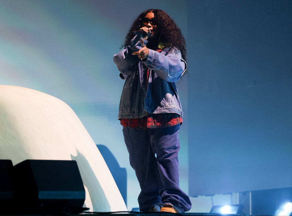 extratv's tweet image. Justin Bieber’s Bieberchella Weekend 2 delivered with a Billie Eilish surprise moment, plus appearances by SZA, Big Sean, and Sexxy Red! 🎤🎶🌴

#justinbieber #coachella #billieeilish #sza