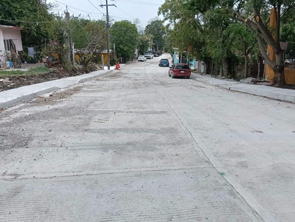 ✅️ En calle Ricardo Flores Magón, de la colonia La Pimienta, tuve la oportunidad de saludar y escuchar a vecinas y vecinos de este sector, quienes ya viven la pavimentación de su calle.✌🏻💚

#SigamosConstruyendo #EnVallesLaFamiliaEsPrimero #AñoHistórico #MásCallesParaValles