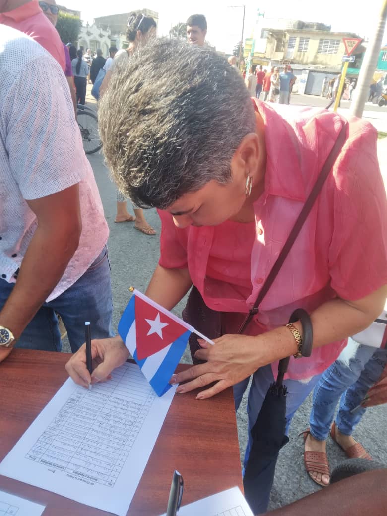 Compromiso con mi Revolución ,orgullo de ser cubana queda reafirmado con #MiFirmaPorLaPatria #PinardelRío
#Cuba