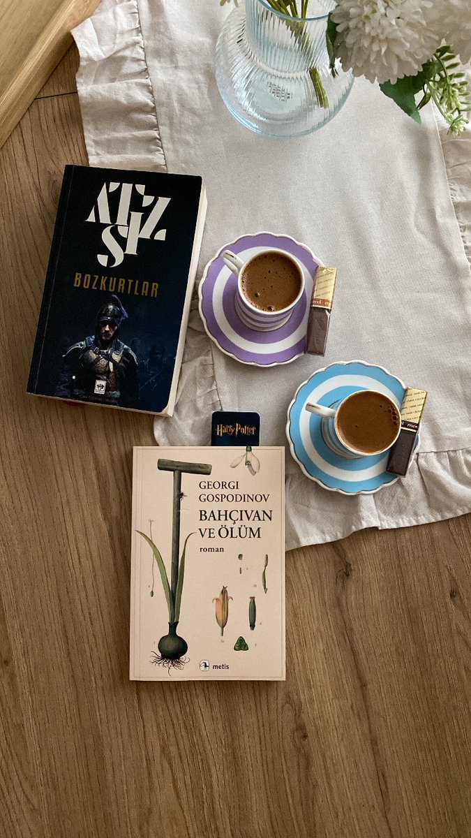 Şu anların hayalini kurduğumuz günlerden yaşadığımız günlere gelebilmek dışarıda yağmur , sıcacık kahvelerimiz oturduk kitap okuyoruz. Basit hayatın muhteşem günleri 💖💖💖💖