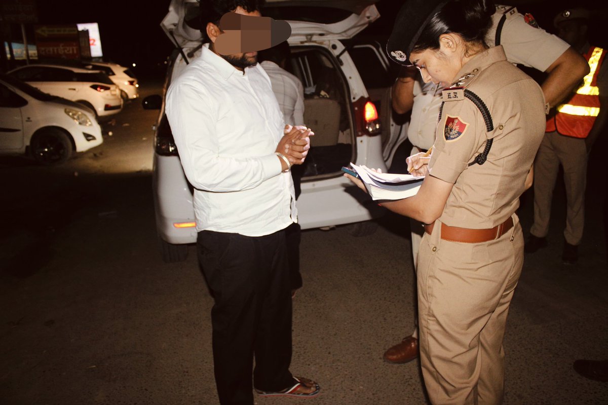 DabwaliPro16757's tweet image. पंजाब-हरियाणा बॉर्डर पर डबवाली पुलिस का सख्त एक्शन 🚨

✔️ मलोट नाके पर नाइट डोमिनेशन
✔️ 83 वाहनों की चेकिंग
✔️ 2 वाहन इम्पाउंड (ड्रंक ड्राइविंग)
✔️ NDPS मामलों में कार्रवाई

सीमा पर सख्ती, अपराधियों पर नजर

#DabwaliPolice #NightDomination #BorderSecurity #HaryanaPolice