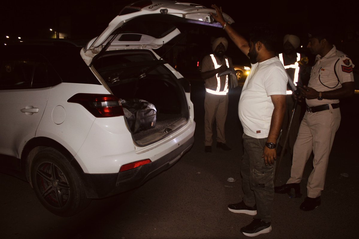 DabwaliPro16757's tweet image. पंजाब-हरियाणा बॉर्डर पर डबवाली पुलिस का सख्त एक्शन 🚨

✔️ मलोट नाके पर नाइट डोमिनेशन
✔️ 83 वाहनों की चेकिंग
✔️ 2 वाहन इम्पाउंड (ड्रंक ड्राइविंग)
✔️ NDPS मामलों में कार्रवाई

सीमा पर सख्ती, अपराधियों पर नजर

#DabwaliPolice #NightDomination #BorderSecurity #HaryanaPolice