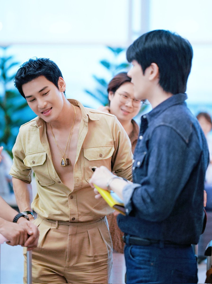 kiwipient's tweet photo. ดูเลยคุณผู้ชมมม
หมั่นเขี้ยวแฟนคลับจะเมมปาก
หมั่นเขี้ยวพี่มายจะกัดลิ้นเบาๆ
แสบไม่แสบก็ไปแกล้งยักคิ้วใส่พี่เค้าอยู่อย่างงั้น
💚💛
#ShineSGNFanGreeting
#ShineinHoChiMinhCity
#ShineFanCon
#MilePhakphum #Aponattawin https://t.co/EX7eeI4dZn
