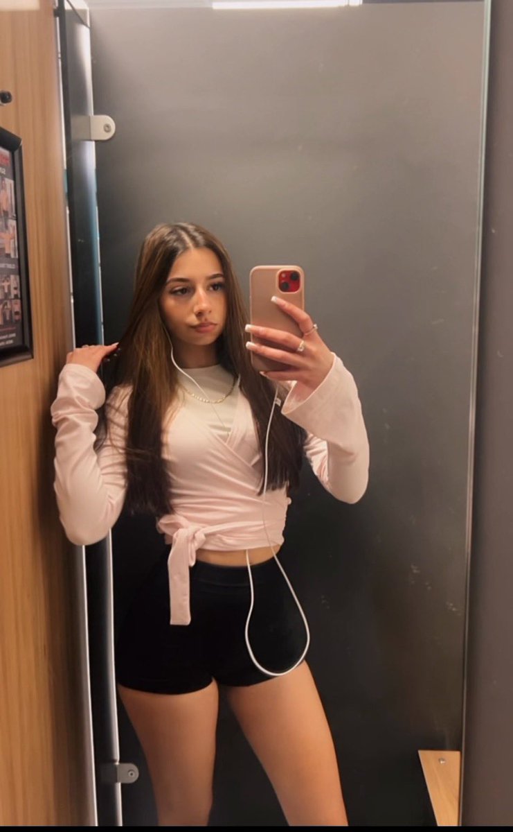 Princessevane57's tweet image. Tu regardes… mais c’est moi qui décide 😏👠

 #BossEnergy #Control #moneyslave #soumis #slave