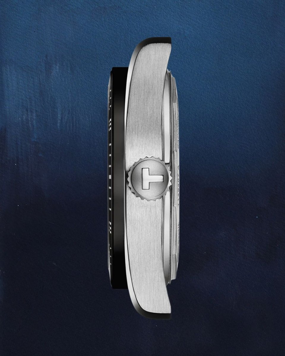 abtsaat's tweet image. Tissot PRS 516 serisiyle dikkat çekmeye devam ediyor 🎉

Modelin 38 mm kasa çapı, günümüz saat trendlerinde oldukça tercih edilen ideal ölçülerden biridir. Ne çok büyük ne de küçük olan bu boyut, bilekte dengeli ve konforlu bir duruş sunar. 

#abt #abtsaat #tissot