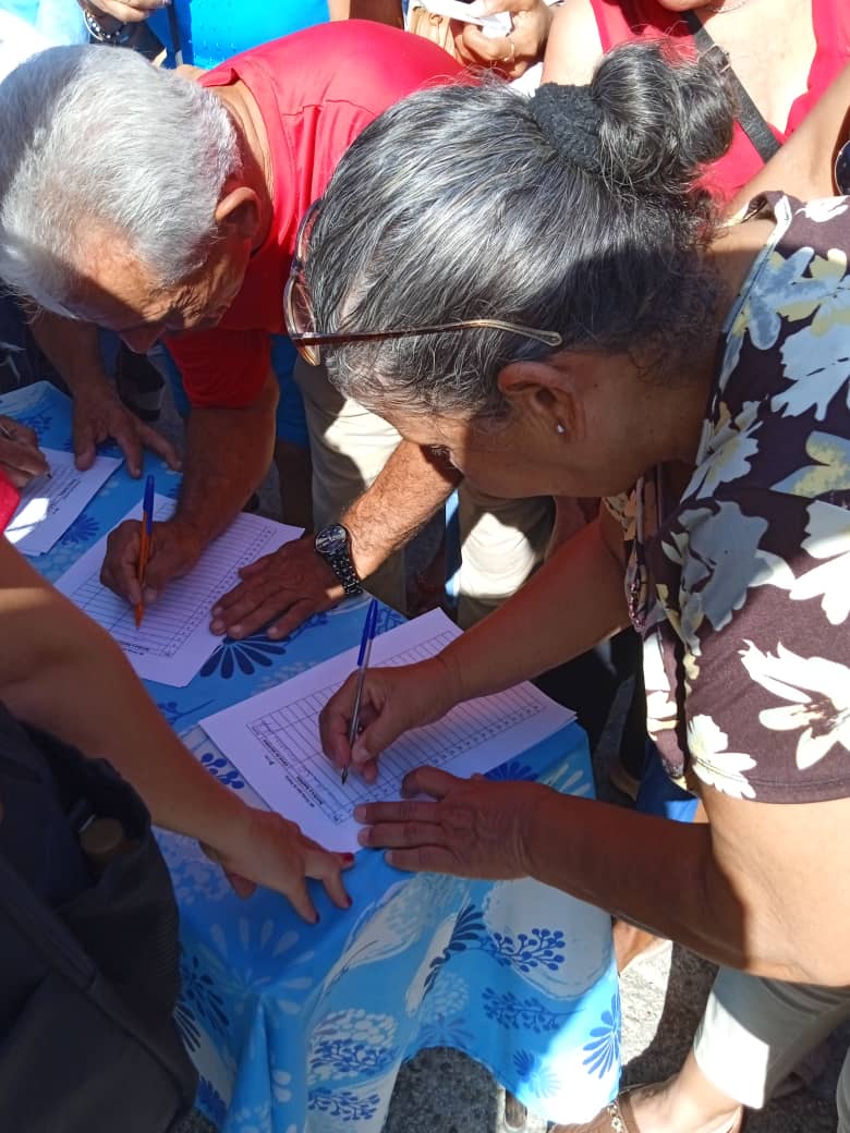 FidelAl08131349's tweet photo. En #Jatibonico el pueblo jatiboniquense firma por la Patria, por la paz, por la independencia y la soberanía. 
#GirónEsHoy
#SanctiSpíritusEnMarcha https://t.co/MiVImul244