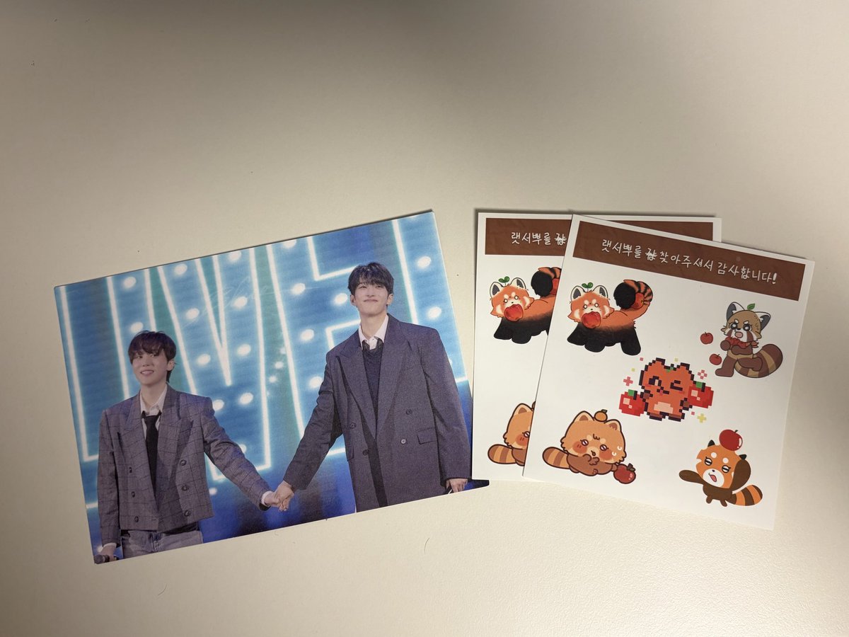 콘서트에서 귤붕어님 옆자리 앉으면 이런걸 주셔요 
행운가득임🧡🧡
대구콘때도 제 옆에 앉아주세요
소매넣기 할꺼에요👀🎁
