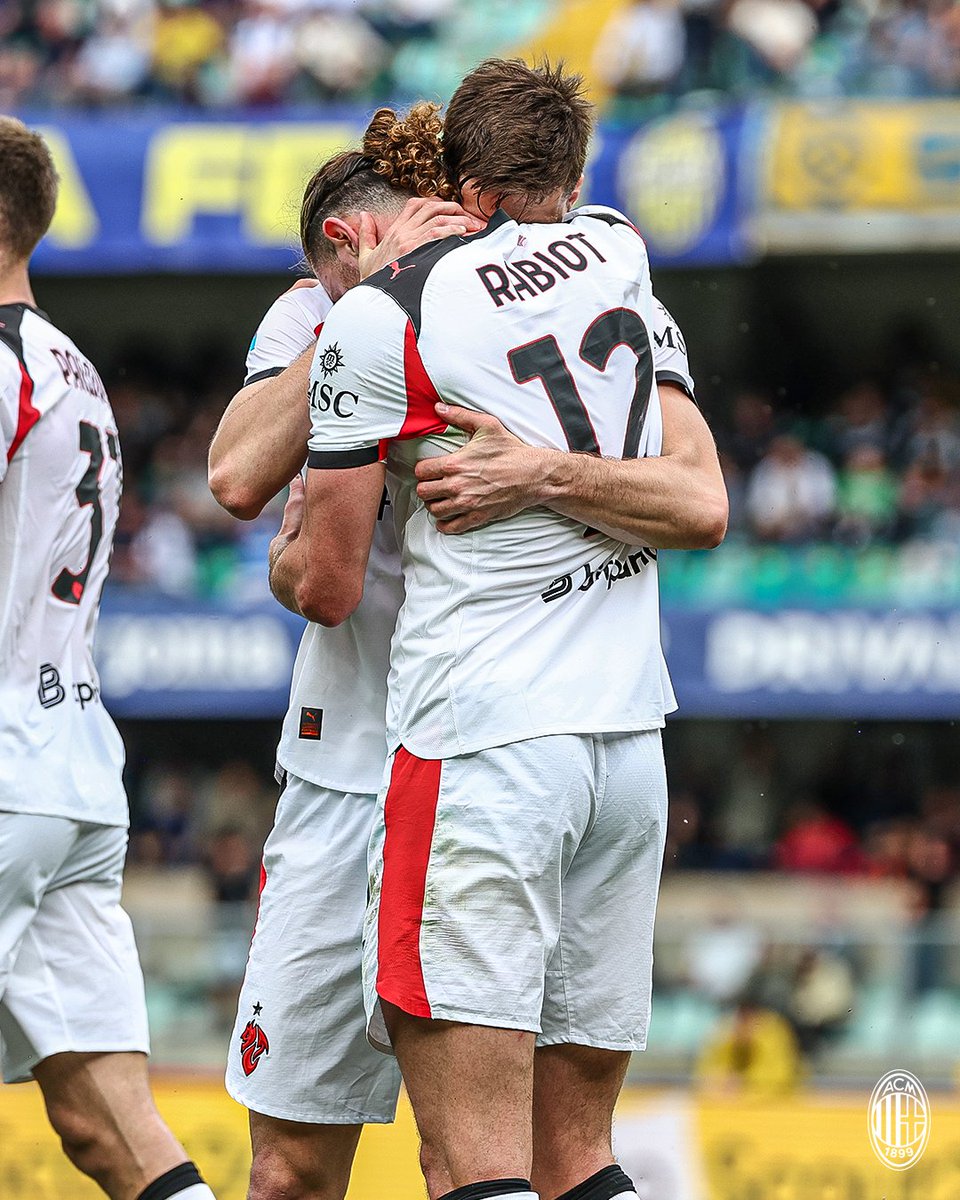 salvomagnolia's tweet image. 🔚 FINE DEL MATCH! ⏱
#Milan+8 su Como e Roma! 
Napoli agganciato al secondo posto.
🔵🟡 Verona 🆚 Milan ❤️🖤 0-1
🏆🇮🇹 Serie A

⚽ A. Rabiot // 👟 R. Leão (MIL)

#ForzaMilan ❤️🖤👹
📲 #VeronaMilan
@la_rossonera