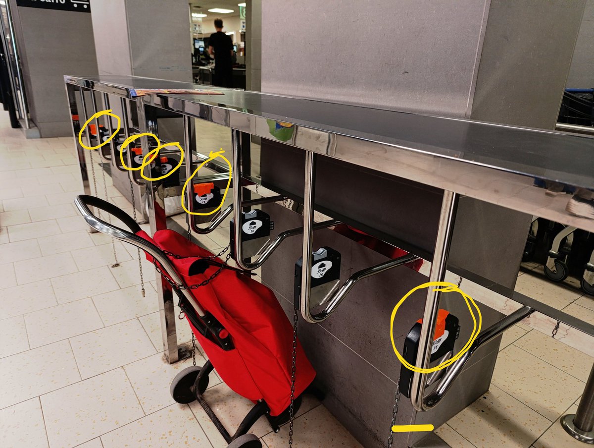 <a href="/Chino_Chulo/">Carlos Martínez</a> Ahir li vam preguntar al segurata del Lidl com és q hi havia tants cadenats fora de servei per lligar el carro de la compra. Ens va dir q està proliferant una nova modalitat de robatori:  rebenten els panys dels cadenats per endur-se la moneda. 
⬇️