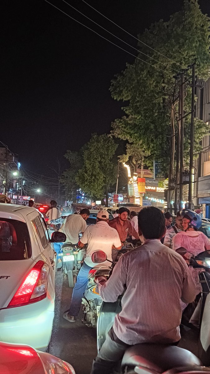 रायबरेली ट्रैफिक व्यवस्था हुई धड़ाम, कचहरी रोड एसजेएस के सामने से डिग्री कॉलेज चौराहा तक लगा लंबा जाम <a href="/raebarelipolice/">Raebareli Police</a> <a href="/Igrangelucknow/">IG Range Lucknow</a> <a href="/112UttarPradesh/">Call 112</a>