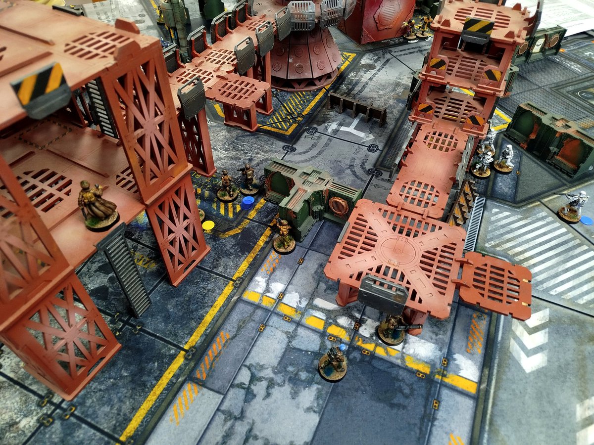 Criamon9's tweet photo. Un nuevo enfrentamiento en el universo de Star Wars, mercenarios mandalorianos, sindicato del crimen del Sol Negro, imperiales y rebeldes, cada bando en busca del diplomático escondido en una zona industrial. Con Drácula en Ámerica de HT Publisher. https://t.co/a7QMe6goaB