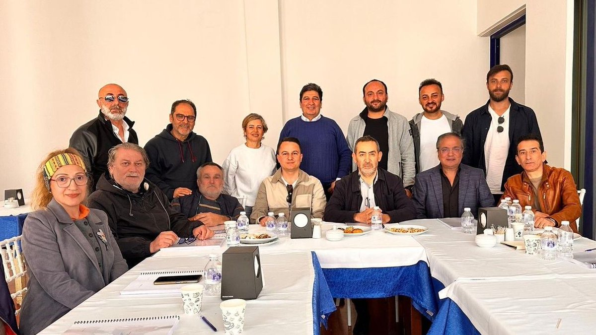 #MuğlaHaberleri “Dondurmam Gaymak Gapital” için provalar başladı: Türk sinemasında iz bırakan yapımlardan biri olan Dondurmam Gaymak, 20 yıl sonra “Gapital” adıyla yeniden beyaz perdeye dönüyor. Muğla’nın ruhunu yansıtan film için okuma provaları… dlvr.it/TS6ZQ4