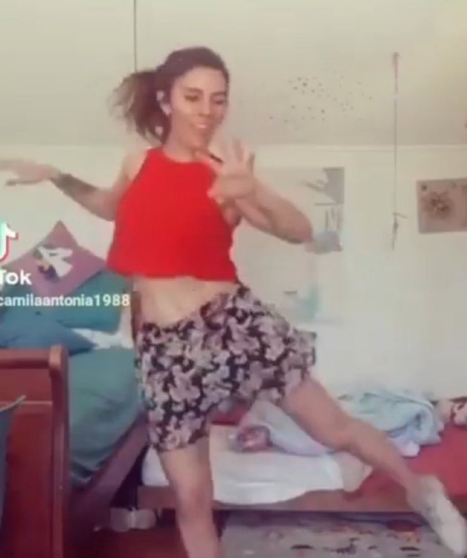 Cuando Camila Vallejo, comunista salía semienepelota con la cama deshecha 

Donde estaba Kramer y Castell?