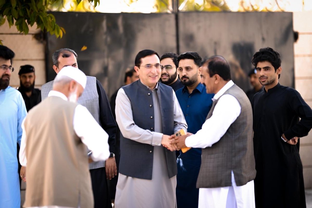 BarristerGohar's tweet photo. چیئرمین پی ٹی آئی بیرسٹر گوہر خان آج مردان جلسہ سے پہلے عمیر نیازی MNA کے ہمراہ  سینیٹر ذیشان خانزادہ کے گھر آمد- https://t.co/8YhmFhg04M