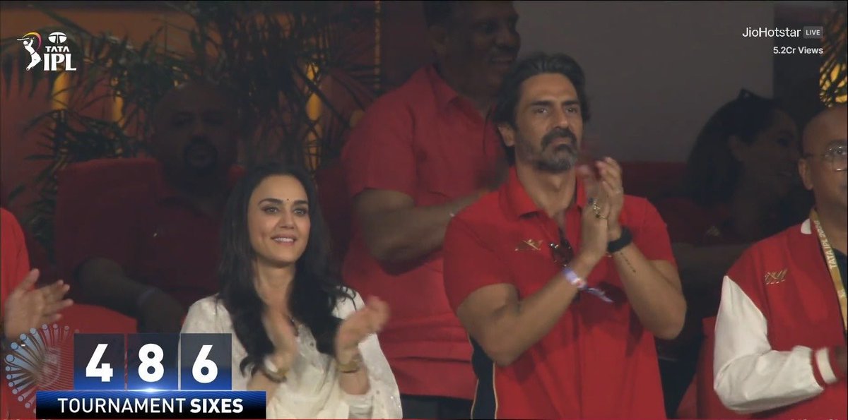 #PreityZinta and #ArjunRampal in the stands.

#PBKSvsLSG