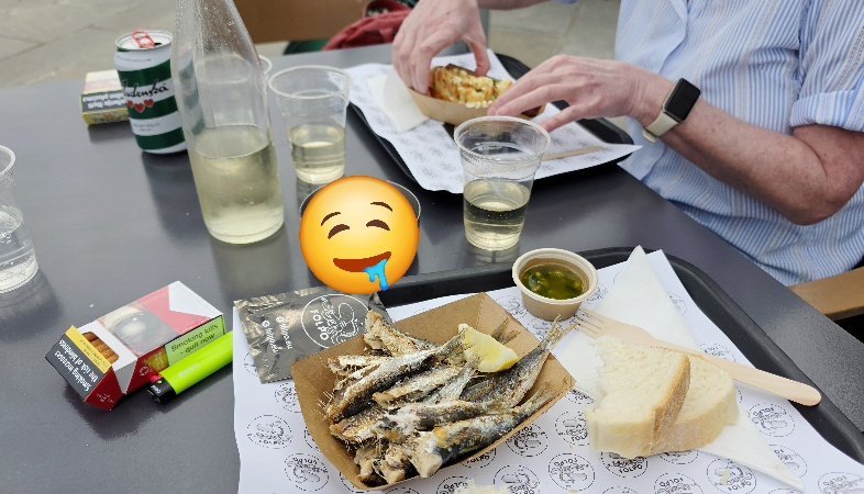 Danes še enkrat v Koper po denarnico tko da sva si zdaj lohk prvošla pol porcije sardelc. 😇 
Ja, denarnica naju je cakala na MOLu Koper kjer jo je izgubila ... 
Našla jo je ena TAXIstka, ce je tukaj na twiterjih naj se mi javi oz ce kdo pozna, saj verjetno jih ni veliko žensk